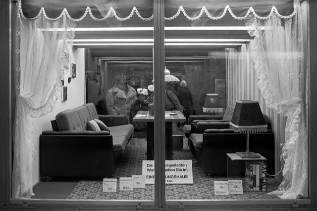 Instantané, Une vitrine dans le métro, Berlin-Est, RDA, 1980
